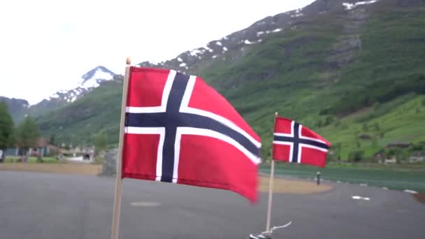 Норвежские национальные флаги машут в долине у реки Ледник. Ольден, Норвегия — стоковое видео