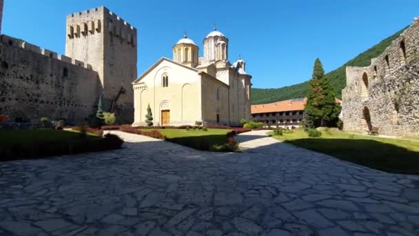 Monasterio ortodoxo medieval de Manasija y monumento de la antigua fortificación, Serbia — Vídeo de stock