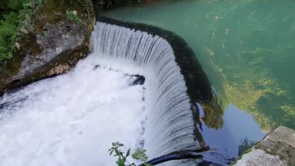 Krupajsko Vrelo, Srbsko. Statický pohled na vodopád pod přírodními prameny — Stock video