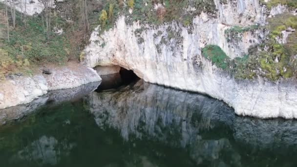 Αεροφωτογραφία του Σπηλαίου κάτω από τους απότομους βράχους του φαραγγιού Uvac River Canyon, φυσικό καταφύγιο στη Σερβία. — Αρχείο Βίντεο