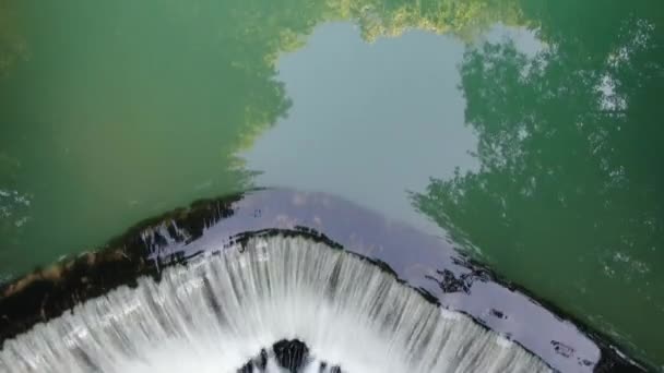 Widok z lotu ptaka na Zavojsko Vrelo Serbia. Naturalne źródło, basen i wodospad — Wideo stockowe
