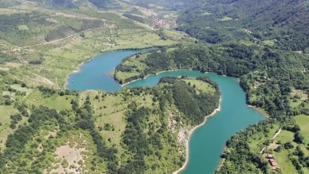 Zavojsko Jezero, Serbia, Pemandangan Udara Danau Air Turquoise dan Lanskap Hijau — Stok Video