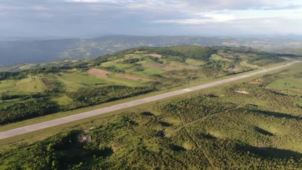 Aeropuerto de Ponikve, Serbia. Una vez blanco militar de bombardeo de la OTAN con agujeros de bomba — Vídeos de Stock