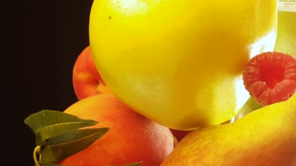 夏季水果的垂直关闭。采购产品桃子，苹果，梨子，蜜桃，覆盆子 — 图库视频影像
