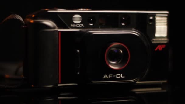 Câmera fotográfica vintage Minolta AF-DL de 1980 para filme de 35mm, girando de perto — Vídeo de Stock