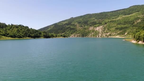 Neposkvrněná povaha Srbska. Letecký pohled na jezero, tyrkysová voda — Stock video