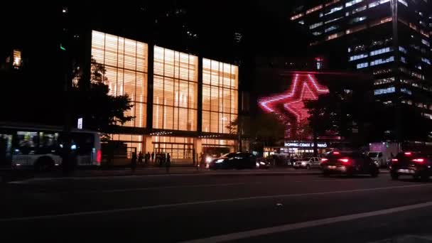 Tráfico nocturno, Sao Paulo Centro de Brasil. Vista lateral, Coches en la avenida Paulista — Vídeos de Stock