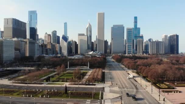 Aerial View, Downtown Chicago Skyscrapers, Traffic by Millennium and Grant park — стоковое видео