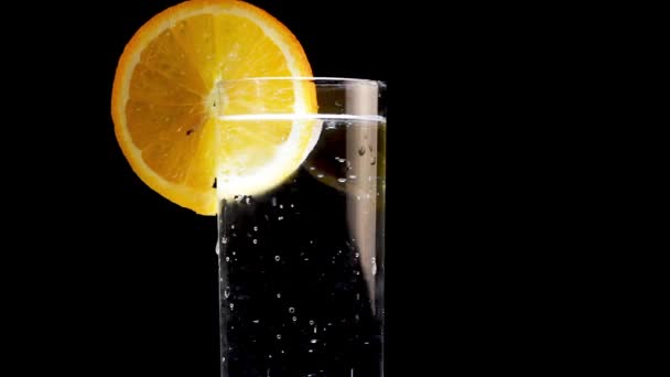 Verre d'eau décoré avec une tranche d'orange, Gros plan — Video