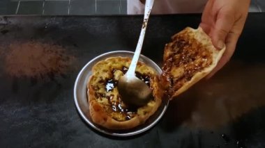 Batı Sırbistan 'dan Geleneksel Fast Food Menüsü Komplet Lepinja Yapımı