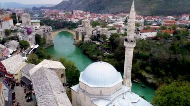 Mostar Eski Şehir, Kemer Köprüsü ve Turkuaz Neretva üzerindeki Cami 'nin Hava Görüntüsü