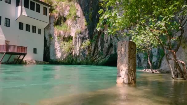 River Buna Spring and Dervish Islamsk kloster, Blagaj Village, Mostar, Bosnia – stockvideo