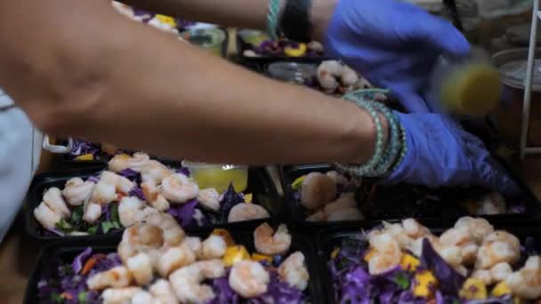 Shrimps-Salat mit Knoblauchcroutons. Gesunde Ernährung für eine ausgewogene Ernährung — Stockvideo