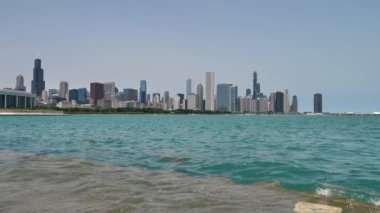 Chicago Downtown Rıhtım ve Skyline. Yaz günü Michigan Gölü 'ndeki Boardwalk' tan Yavaş Görünüm