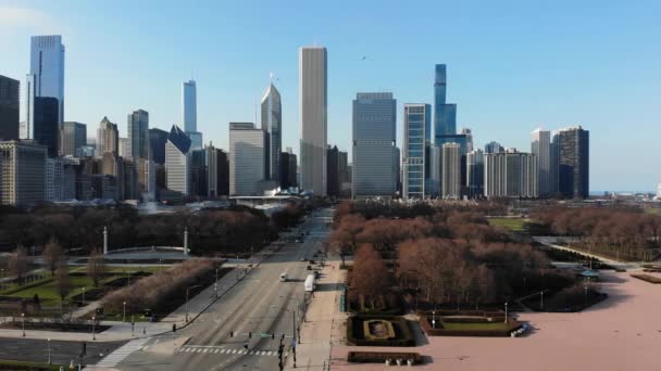 Vista aérea del centro de Chicago durante el brote y bloqueo del virus Covid-19 — Vídeos de Stock