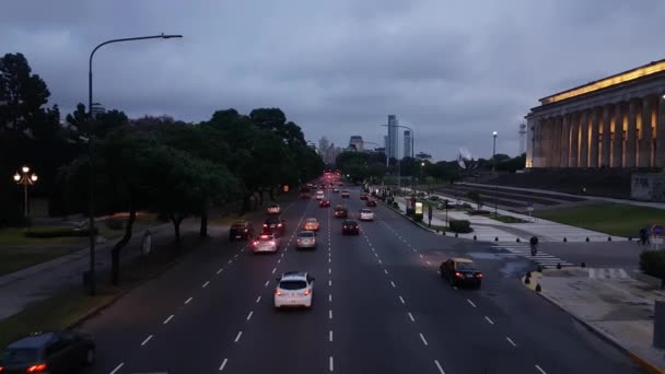 Транспорт на Сутінковій авеню в Буенос-Айресі, Аргентина. Транспортні засоби на Avenida Figueroa — стокове відео