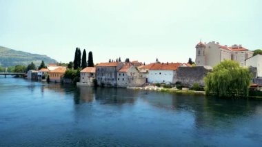 Trebinje, Bosna-Hersek. Old Town, Stone Buildings ve River on Summer