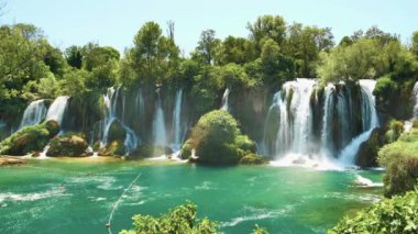 Kravice Şelaleleri, Bosna-Hersek. Güneşli Yaz Gününde Doğal Kent Simgesi