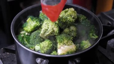 Yakın çekim, Brokoli dolu Sebze Pişirme Sağlıklı Vejetaryen Yemeği