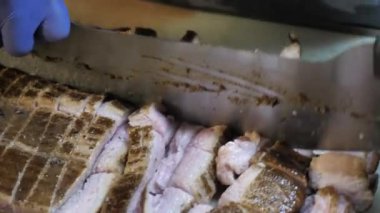 Mezzaluna Bıçağı Yiyecek Sanayisiyle Mutfak Masasında Kızarmış Et Kesme Konsepti