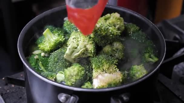 Zbliżenie, danie pełne brokułów warzywnych gotowanie zdrowe wegańskie posiłek powolny ruch — Wideo stockowe
