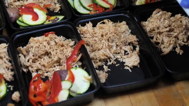 Packing Shredded Chicken Meat and Mixed Vegetables Salad. Catering or Takeaway — Stock Video