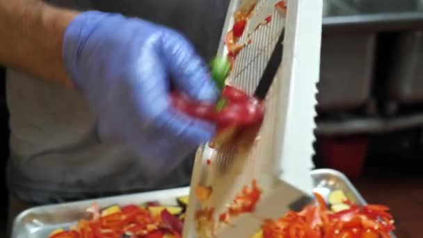 Zúzás Red Bell Pepper étterem Konyha, így egészséges saláta étkezés — Stock videók