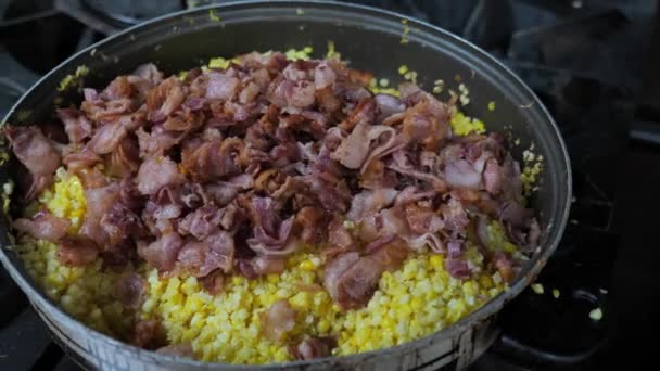 Κομμένο κρέας στο καλαμπόκι στο τηγάνι, κοντινό πλάνο. Προετοιμασία υγιεινά νόστιμα τρόφιμα — Αρχείο Βίντεο