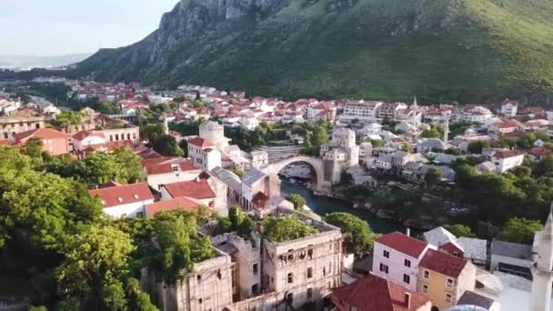 Mostar 'ın insansız hava aracı görüntüsü, Bosna-Hersek' in Eski Kasabası. Arch Köprüsü — Stok video