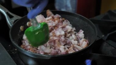 Dilimlenmiş eti karıştırma, kızgın yağda pişirme, kızartma tavasında pişirme, Yavaş Çekimi Kapat
