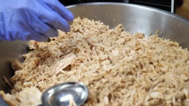 Shredded Chicken Meat in grote schotel bij restaurant keuken, close-up — Stockvideo