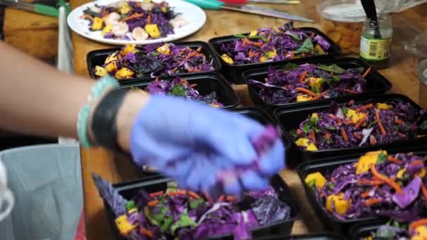 Embalagem Salada Multivitamínica em Recipientes no Restaurante Take Away — Vídeo de Stock