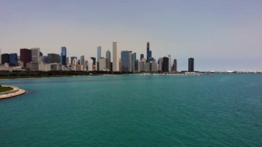Michigan Gölü, Chicago Illinois Limanı ve Skyline 'da insansız hava aracı görüntüsü