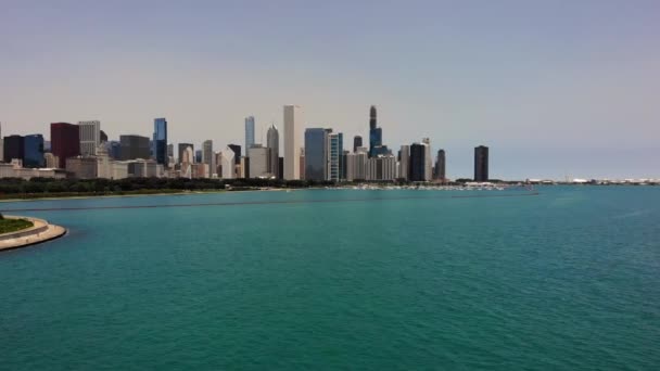 Letecký pohled na Michigan Lake a Chicago Illinois Waterfront a Skyline — Stock video
