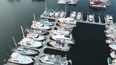 San Diego Marina, Kaliforniya 'da pahalı yatlar ve yelkenli tekneleri. Hava Görünümü