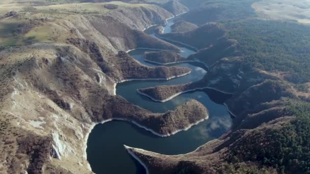 Rezerwat przyrody Uvac, Serbia. Widok z powietrza lub kanionu rzeki i Meanders — Wideo stockowe