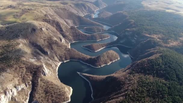 Park Narodowy Uvac, Serbia. Widok z powietrza na Meanders w kanionie rzeki w słoneczny dzień — Wideo stockowe