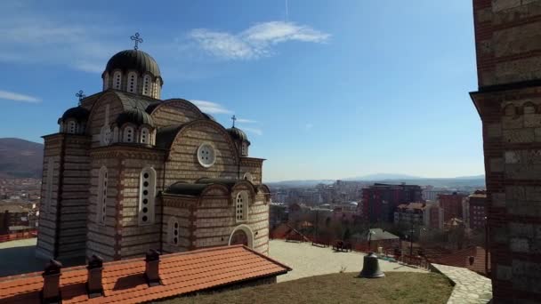 Косово, Митровица, Православная церковь Святого Димитрия на горе Хиллтоп над сербской частью — стоковое видео