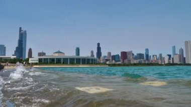 Michigan Gölü 'nün Dalgaları Boardwalk Altında Kırılıyor. Yavaş Hareket Görünümü. Chicago Şehir Merkezi