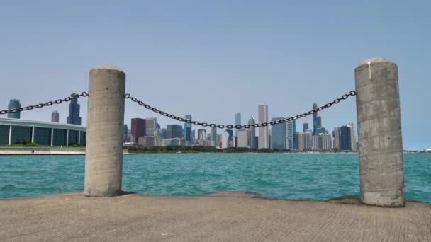 Cinematic Slow Motion View op Chicago Skyline van Dock op Michigan Lake — Stockvideo