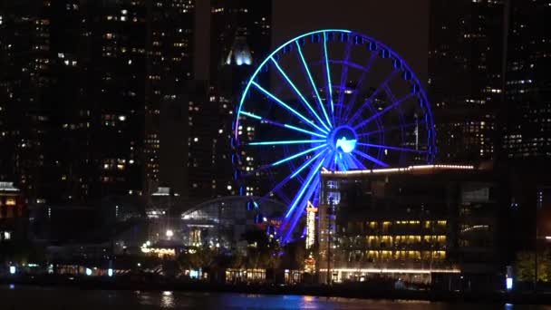 Chicago Navy Pier Ferris Wheel à noite Iluminação colorida e edifícios da cidade — Vídeo de Stock