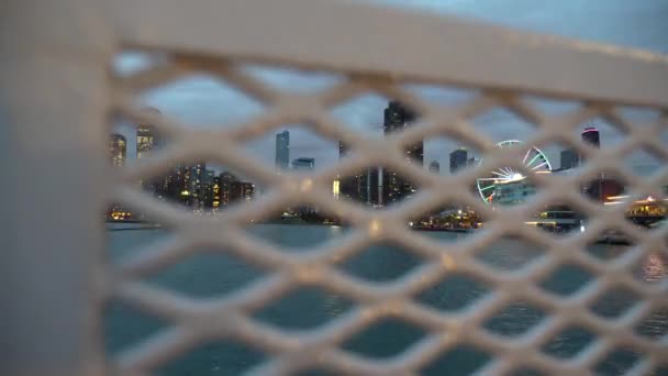 Nachteinbruch in Chicago, Lichter an Wolkenkratzern am Seeufer und Navy Pier — Stockvideo