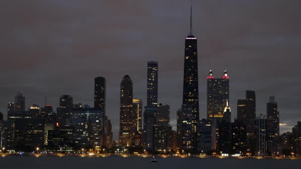 Centrum Chicago Night Cityscape Skyline. Błyszczące wieżowce i wieże — Wideo stockowe