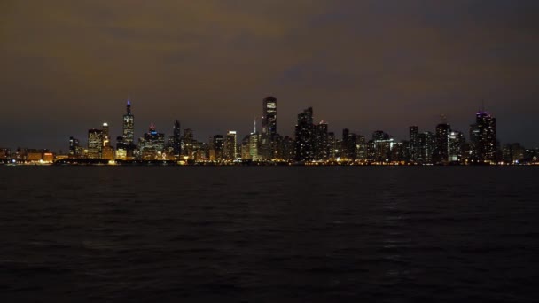 Chicago w nocy. Shiny Illuminated Downtown drapacze chmur Widok z jeziora Michigan — Wideo stockowe