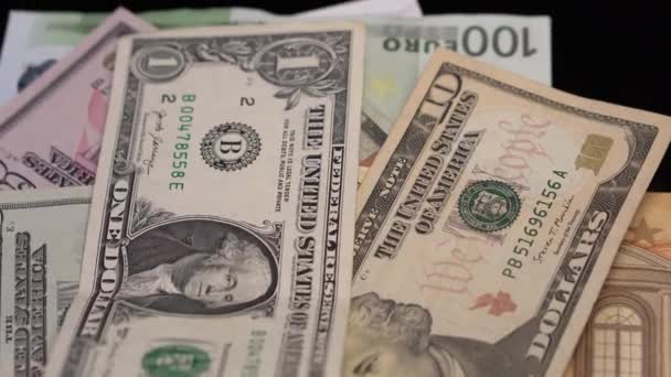 Het laten vallen van Amerikaanse dollars en Braziliaanse Reals bankbiljetten op Euro 's. Wisselkoers — Stockvideo