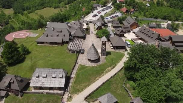 Дрвенья на горе Мечавник, Мокра Гора, Сербия. Вид с воздуха на Кустендорф — стоковое видео