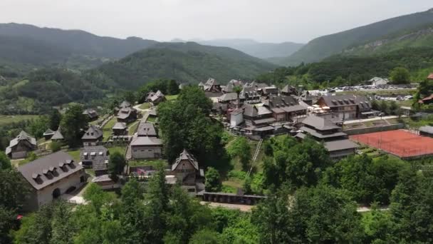 Wieś Kustendorf, Mokra Góra, Serbia. Widok z lotu ptaka na tradycyjne pochodzenie etniczne — Wideo stockowe