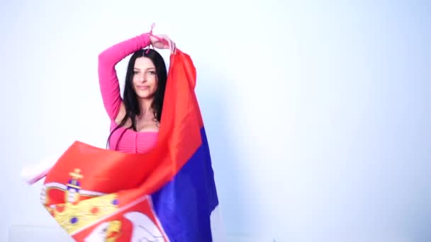 Trage beweging van sexy Servische vrouw bedekken lichaam met nationale vlag — Stockvideo