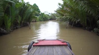 Mekong Delta Nehri Kanalı 'nda yüzen tekne, tropik santraller arasındaki Vietnam.