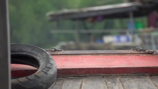 Közelkép az íj a hajó egy gumiabroncs vitorlázás a Mekong folyó Delta, Vietnam — Stock videók